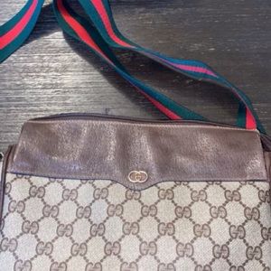 This is a vintage Gucci cross body very very cute‼️
